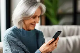 银发族智能生活新篇章，专为老年设计的智能手机与居家设备