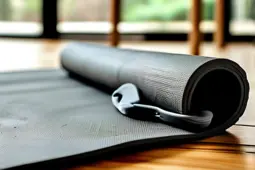 瑜伽垫、弹力带与健身打卡APP，打造高效健身之旅