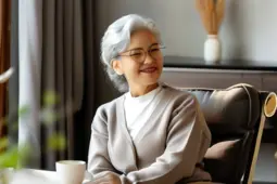 智能生活新风尚，银发族的线上助老时代