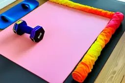 瑜伽垫、弹力带与打卡APP，打造高效健身之旅