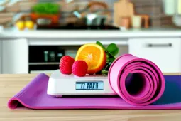 厨房秤助力健身，瑜伽垫、弹力带与打卡APP的完美搭配