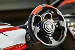 赛车方向盘，汽车改装的心脏，个性化与实用兼备的选择
