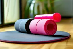 便携健身器材，瑜伽垫、弹力带与打卡APP，提升你的健身效率