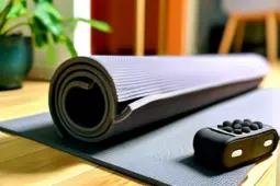 瑜伽垫与弹力带的完美伴侣，健身日志APP和热量计算器，提升你的健身效率