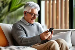 智慧生活新篇章，银发族的远程监控与智能辅助设备