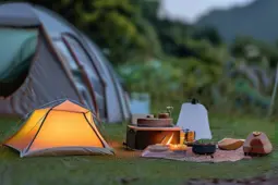 潮流青年的户外露营探险，潮玩、二次元与搭子文化的融合