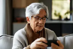 银发族智能生活新篇章，专为老年设计的智能手机与居家智能设备