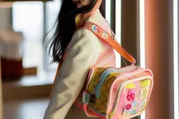 95后00后潮流消费新风尚，帆布包引领时尚潮流