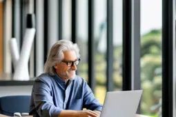 银发智能创业，探索适老化产品创新与市场动态