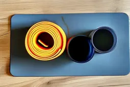 瑜伽垫、弹力带与健身APP，提升你的健身效率