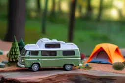 亚文化的魅力，95后、00后的潮玩与露营世界