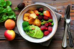 打造高效减脂饮食计划，低卡餐与每日/每周热量控制