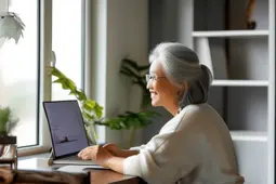 银发族智能生活新风尚，全方位政策支持与服务升级